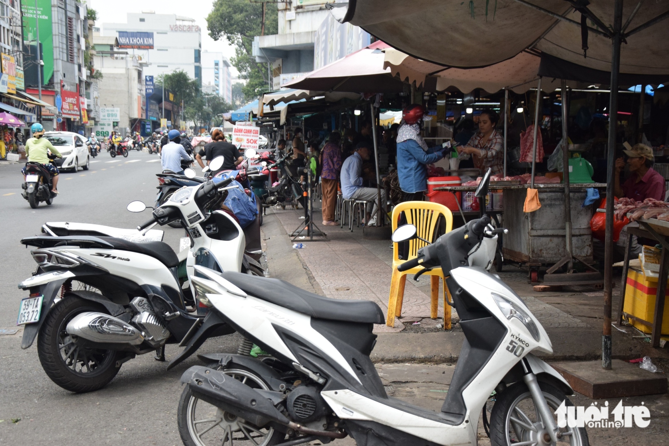 胡志明市建设厅点名道路的人行道侵占现状